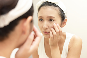 スキンチェックをする女性