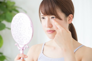 目を気にする女性